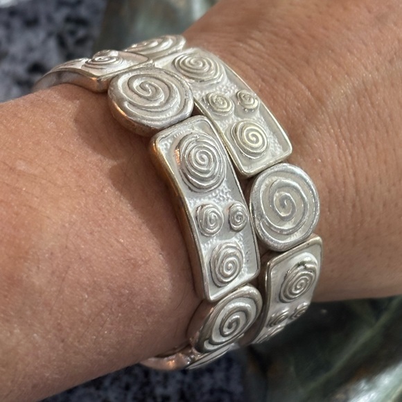 Navajo Western style Scroll Spiral Silver/white set of 2 stackable bracelets NWT - Picture 2 of 4